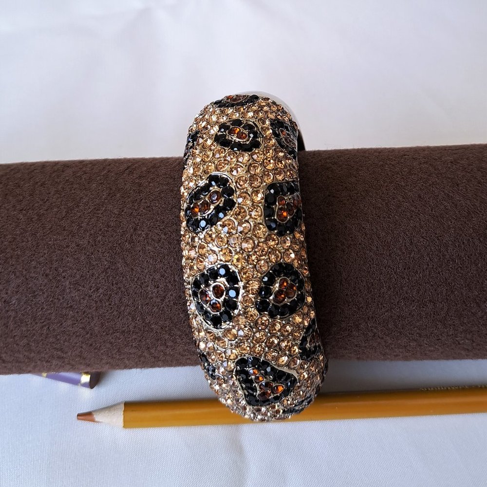 Leopard pattern crystal gold hinged bracelet.